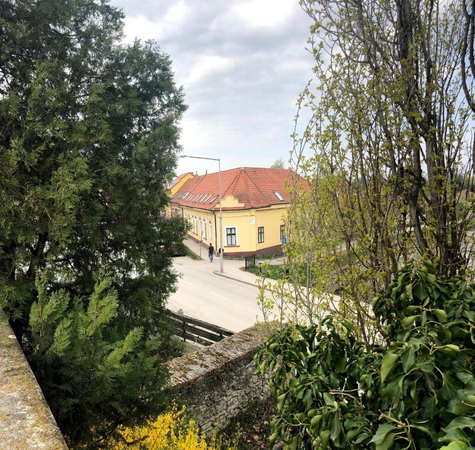 Varalja Vendeghaz Tata Bagian luar foto