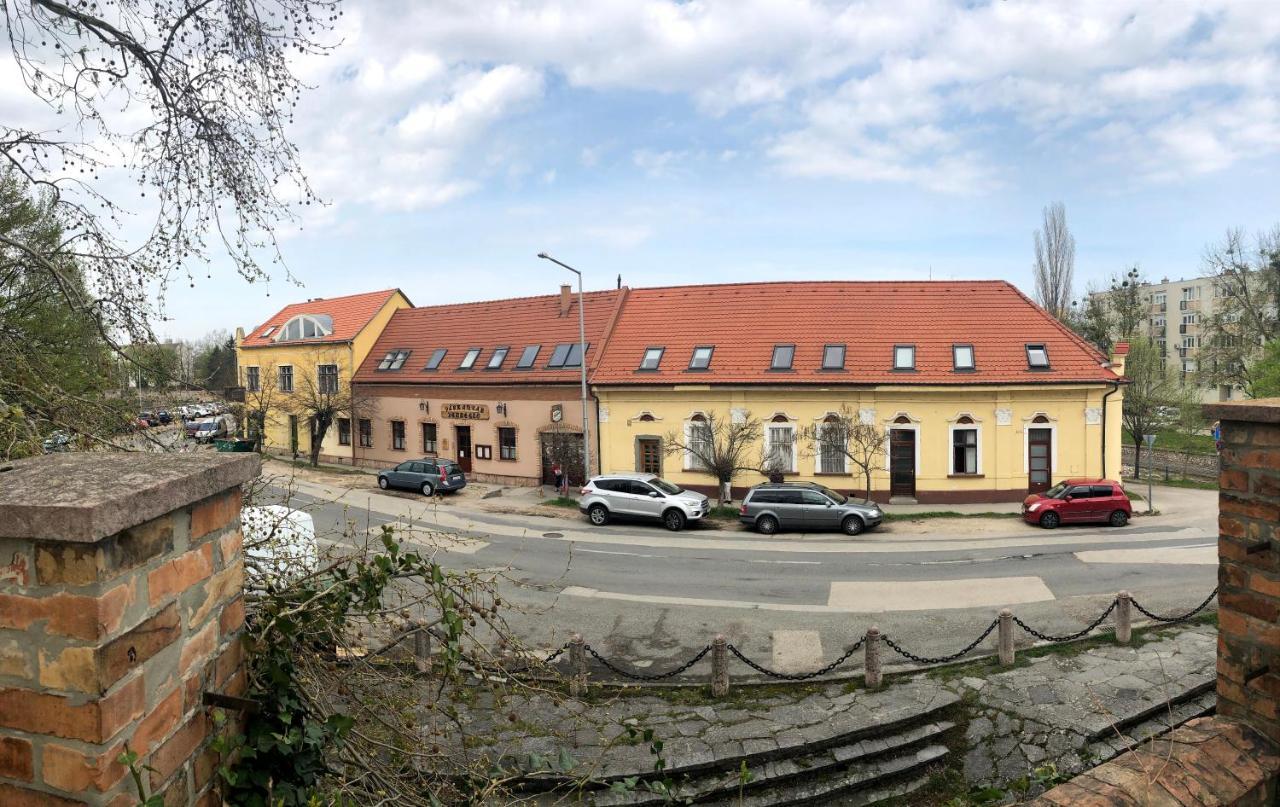 Varalja Vendeghaz Tata Bagian luar foto