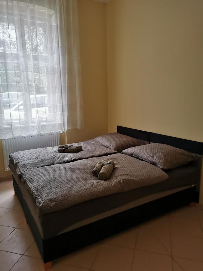 Varalja Vendeghaz Tata Bagian luar foto