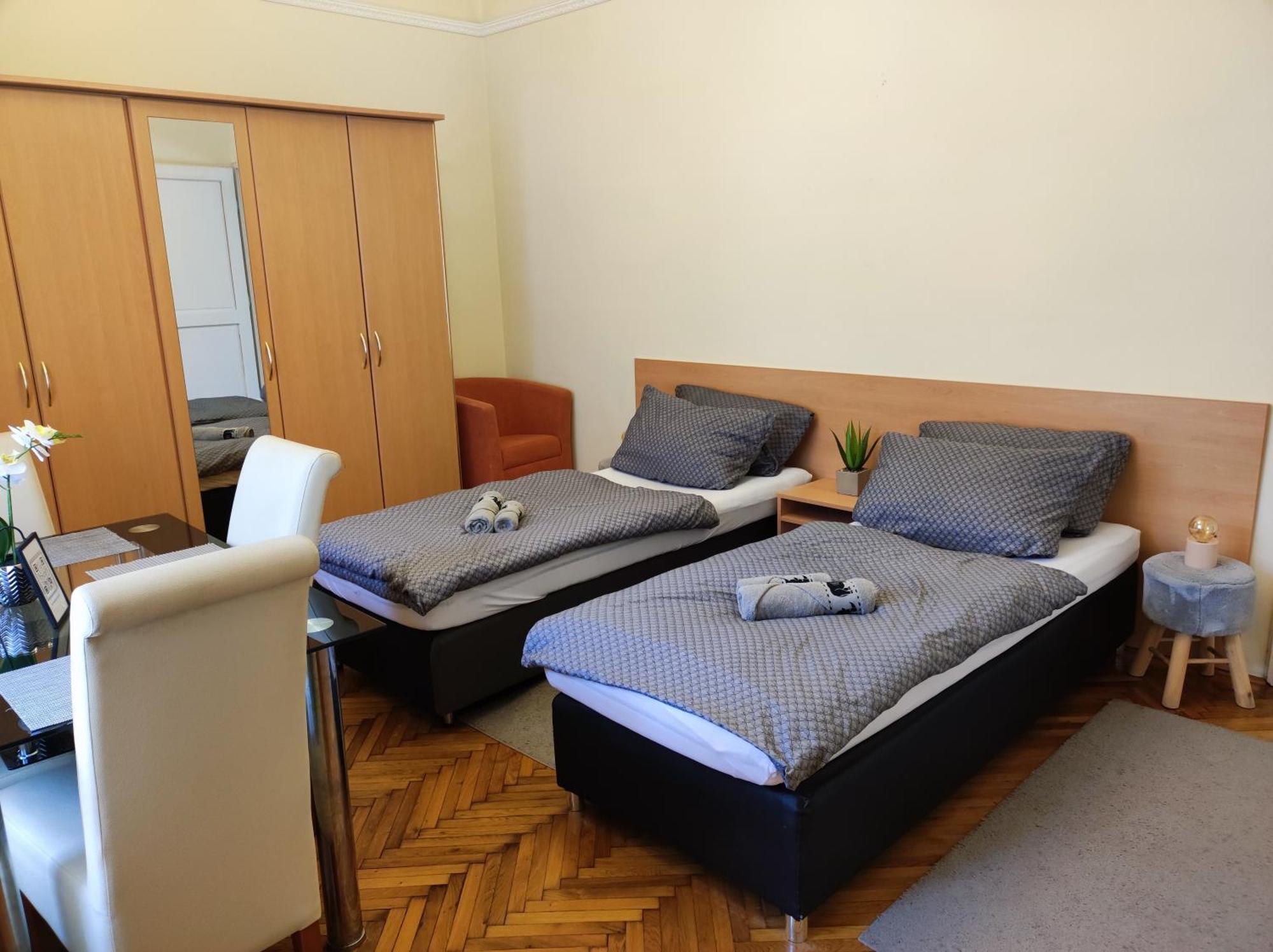 Varalja Vendeghaz Tata Bagian luar foto