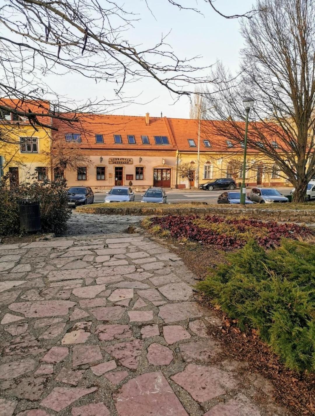 Varalja Vendeghaz Tata Bagian luar foto