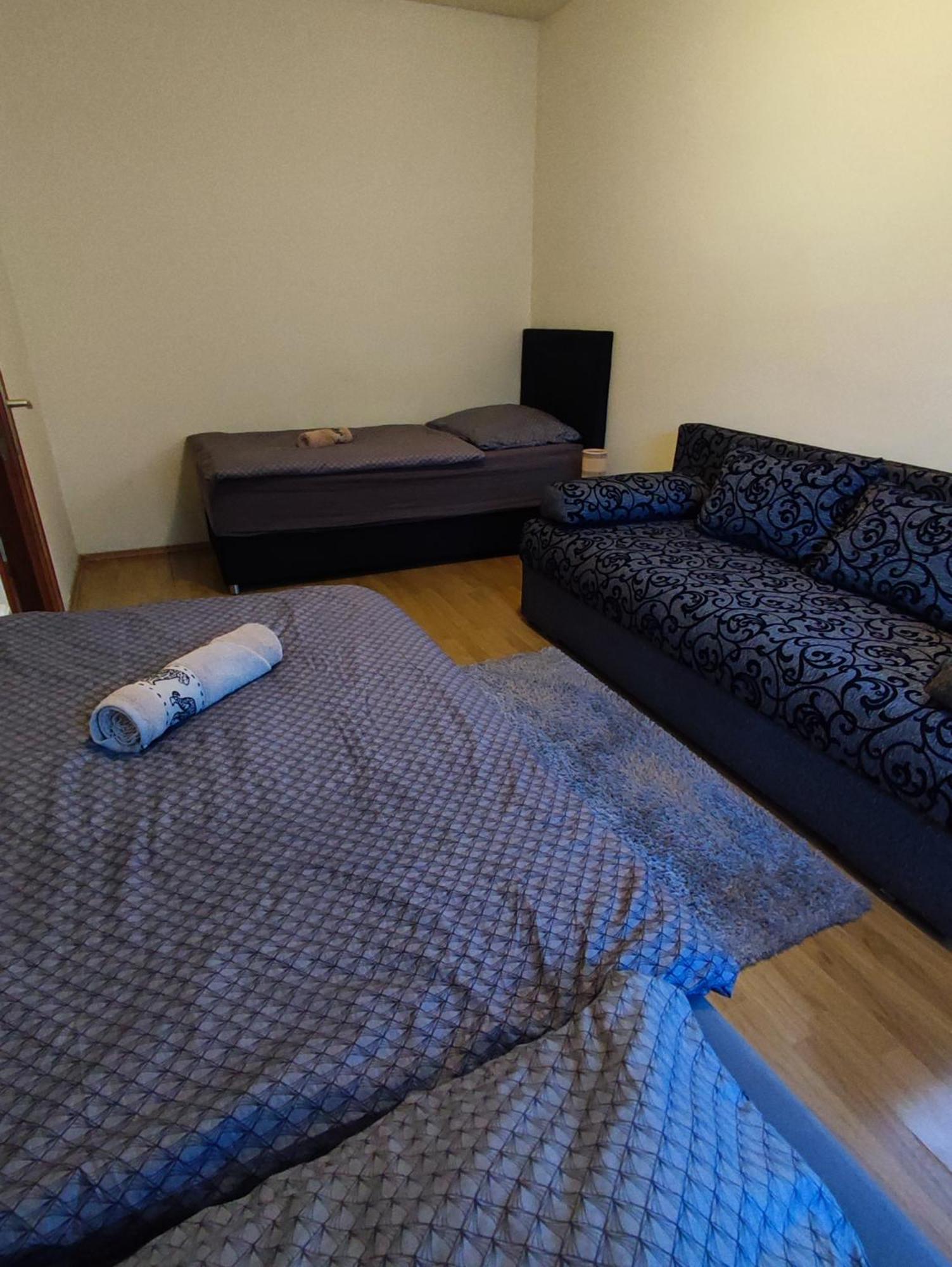 Varalja Vendeghaz Tata Bagian luar foto