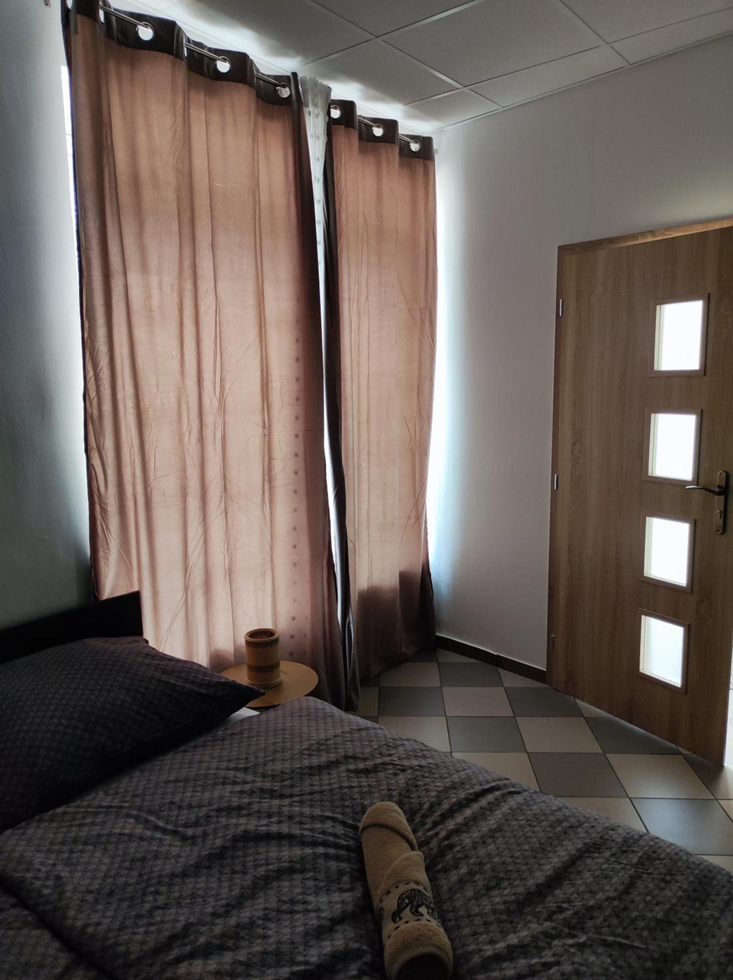 Varalja Vendeghaz Tata Bagian luar foto