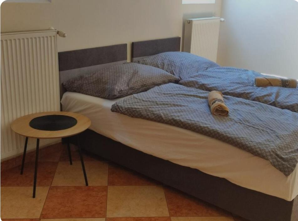 Varalja Vendeghaz Tata Bagian luar foto