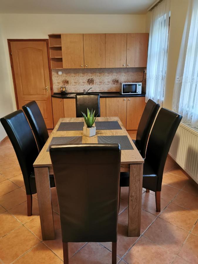 Varalja Vendeghaz Tata Bagian luar foto