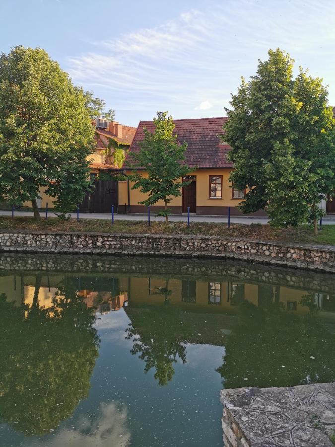 Varalja Vendeghaz Tata Bagian luar foto